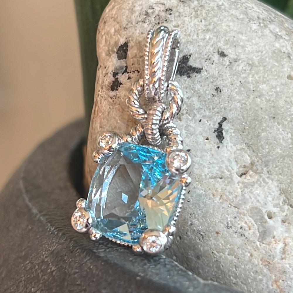 Judith Ripka, 18 karat gold, diamond and blue topaz pendant - Picture 13 of 17